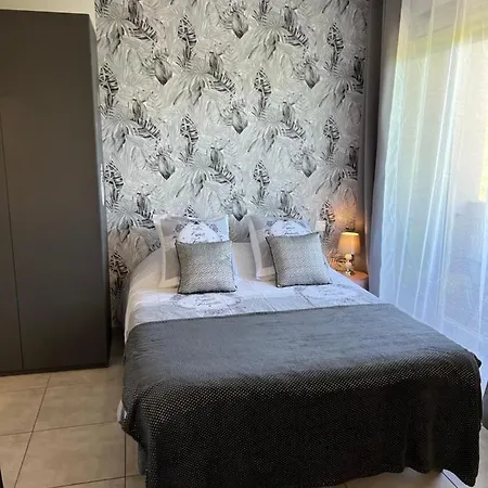 Le Monica לינה וארוחת בוקר 3*