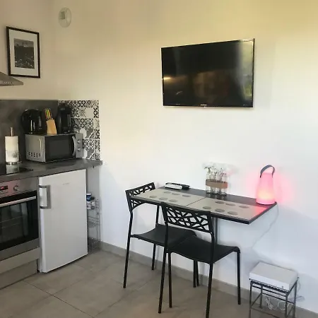 Le Monica לינה וארוחת בוקר נרבון