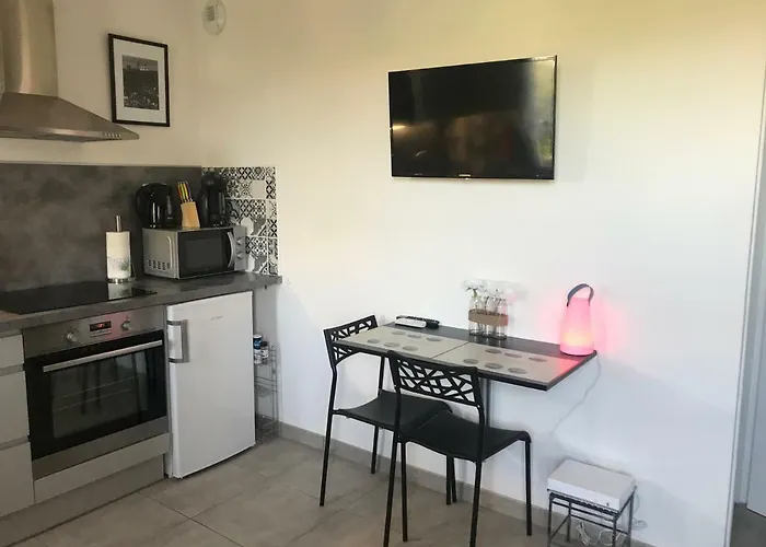 Le Monica לינה וארוחת בוקר נרבון